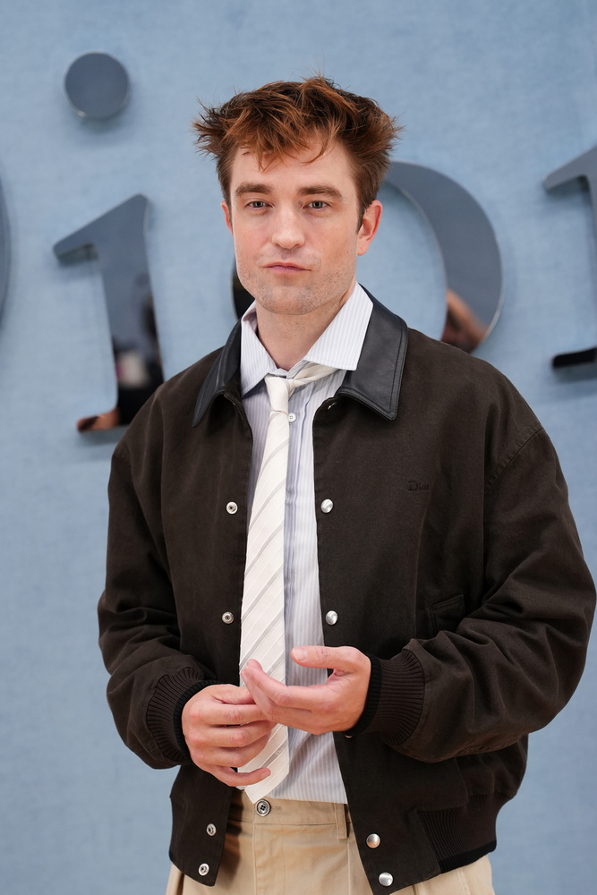 Robert PattinsonA The Graham Norton Show egyik 2011-es adásában a színész elmesélte, hogy amikor néhány év munkanélküliség után először Los Angelesbe utazott, és megkérdezték tőle, mivel foglalkozott korábban, viccből azt válaszolta, hogy a Királyi Színművészeti Akadémián tanult Vilmos herceggel