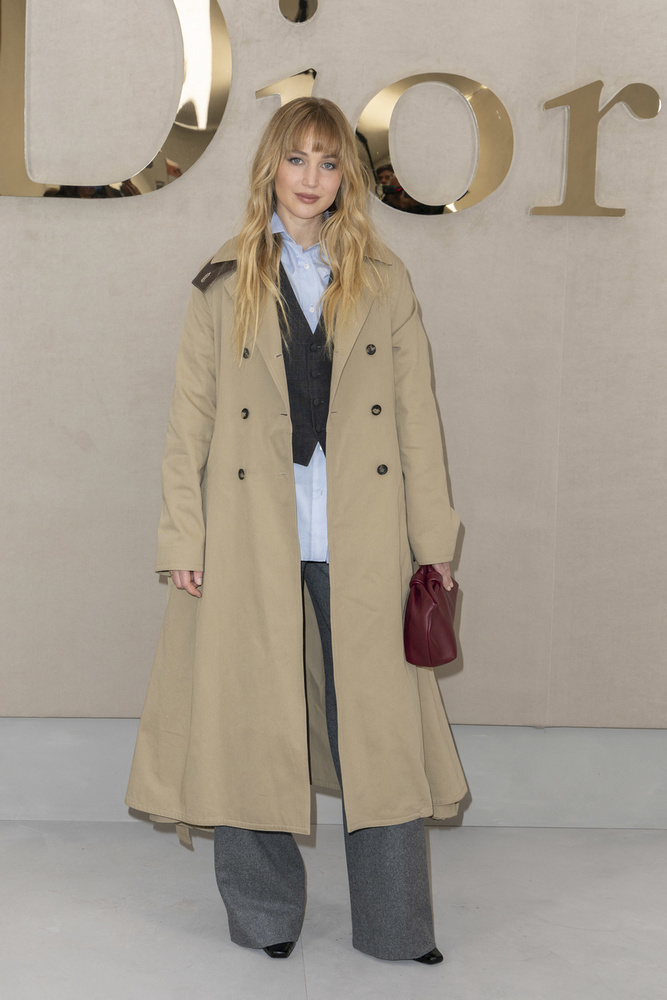 Jennifer Lawrence a Dior divatbemutatójára egy visszafogottan elegáns szettet választott ki magának, ahol ráadásul megmutatta frissen vágott frufruját is a kamerák előtt.