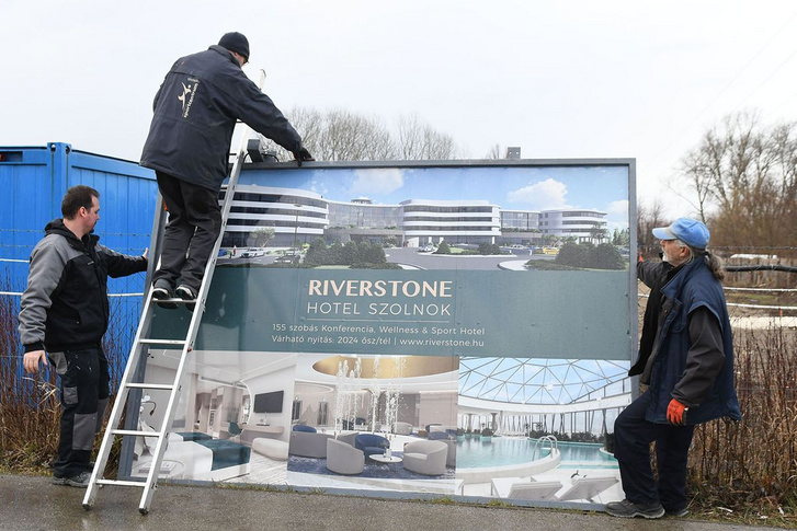 A szolnoki százötvenöt szobás, négycsillagos superior Riverstone „zöldhotel” látványterve a szálló alapkőletételének napján 2022-ben