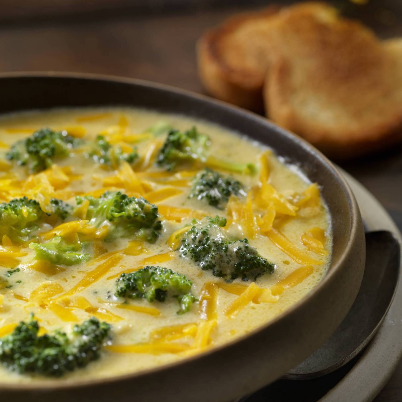 Melengető, cheddar sajtos brokkolileves