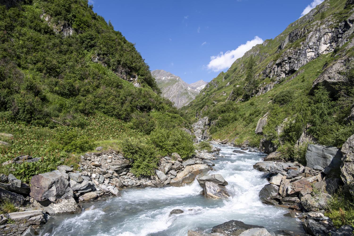 Az Umbalfälle vízesések túraútvonala Kelet-Tirol egyik legszebb természeti látványossága. A jól kiépített sétaút a Virgental völgyéből indul, és több kilátóponton keresztül vezet el a dübörgő vízesésekhez. Az út mentén információs táblák mesélnek a természeti jelenségek kialakulásáról – élvezetes és tanulságos túra, akár gyerekekkel is.