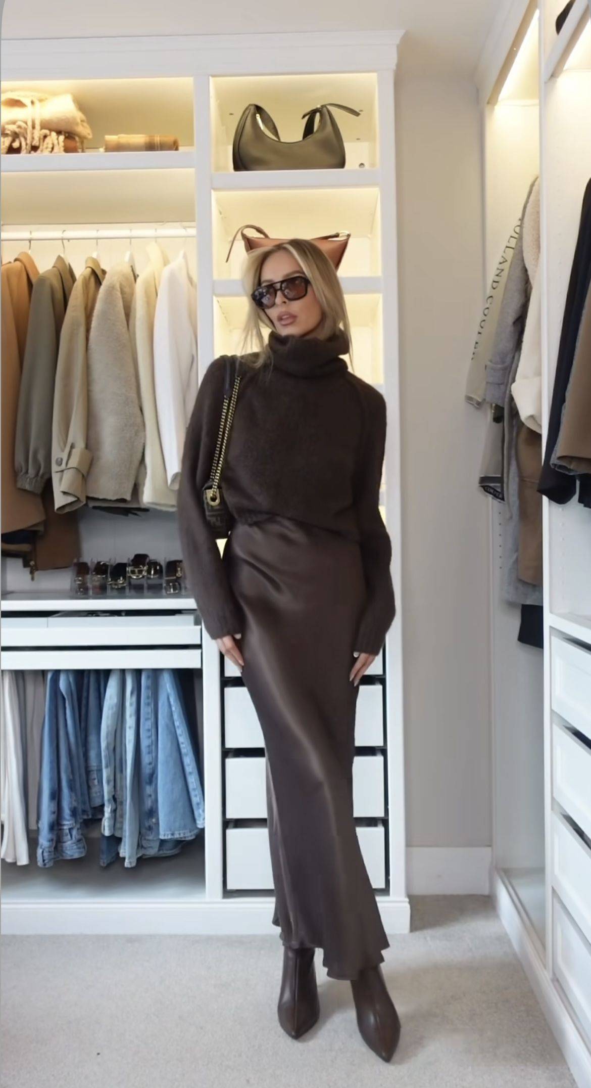 Egy monokróm barna szett maga az elegancia. Érdemes különböző árnyalatokat kombinálnod, hogy még tökéletesebb hatást érj el. A szaténszoknya kifejezetten kifinomult és nőies választás.