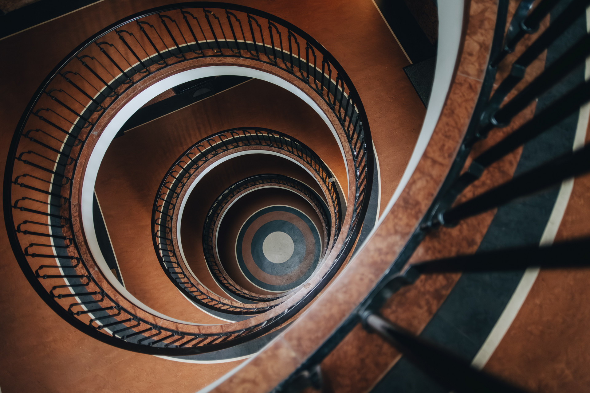 Céltáblát idéző mintázat a padlón