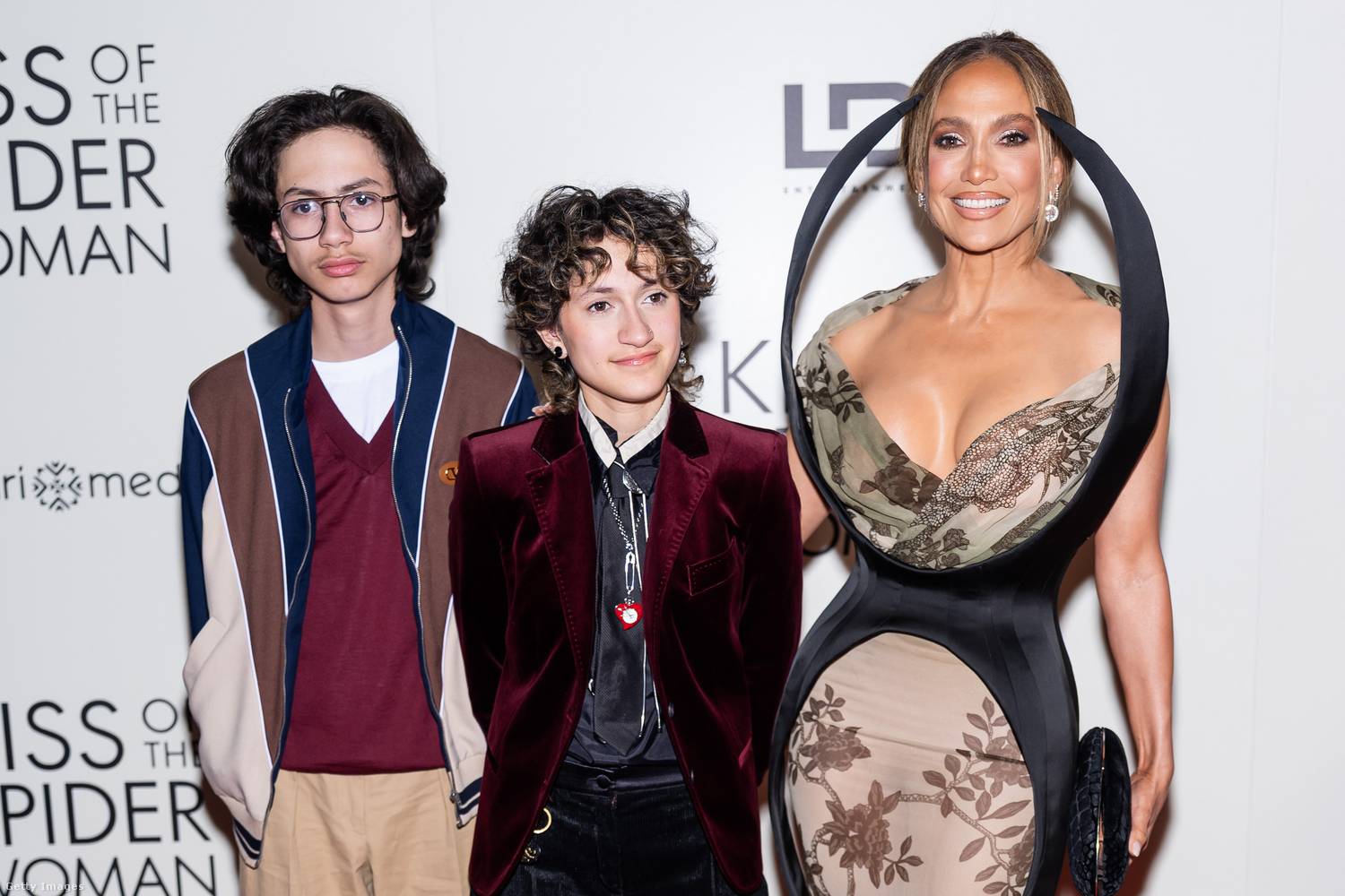 Jennifer Lopez ezúttal is hozta tőle megszokott, lenyűgöző eleganciáját. Harris Reed tervezésű, testhez simuló, barna és bézses árnyalatú, virágmintás estélyit viselt, amelyet fekete, pókszerű struktúrájú felsőrész tett különlegessé, így tökéletesen illeszkedve a film tematikájához.