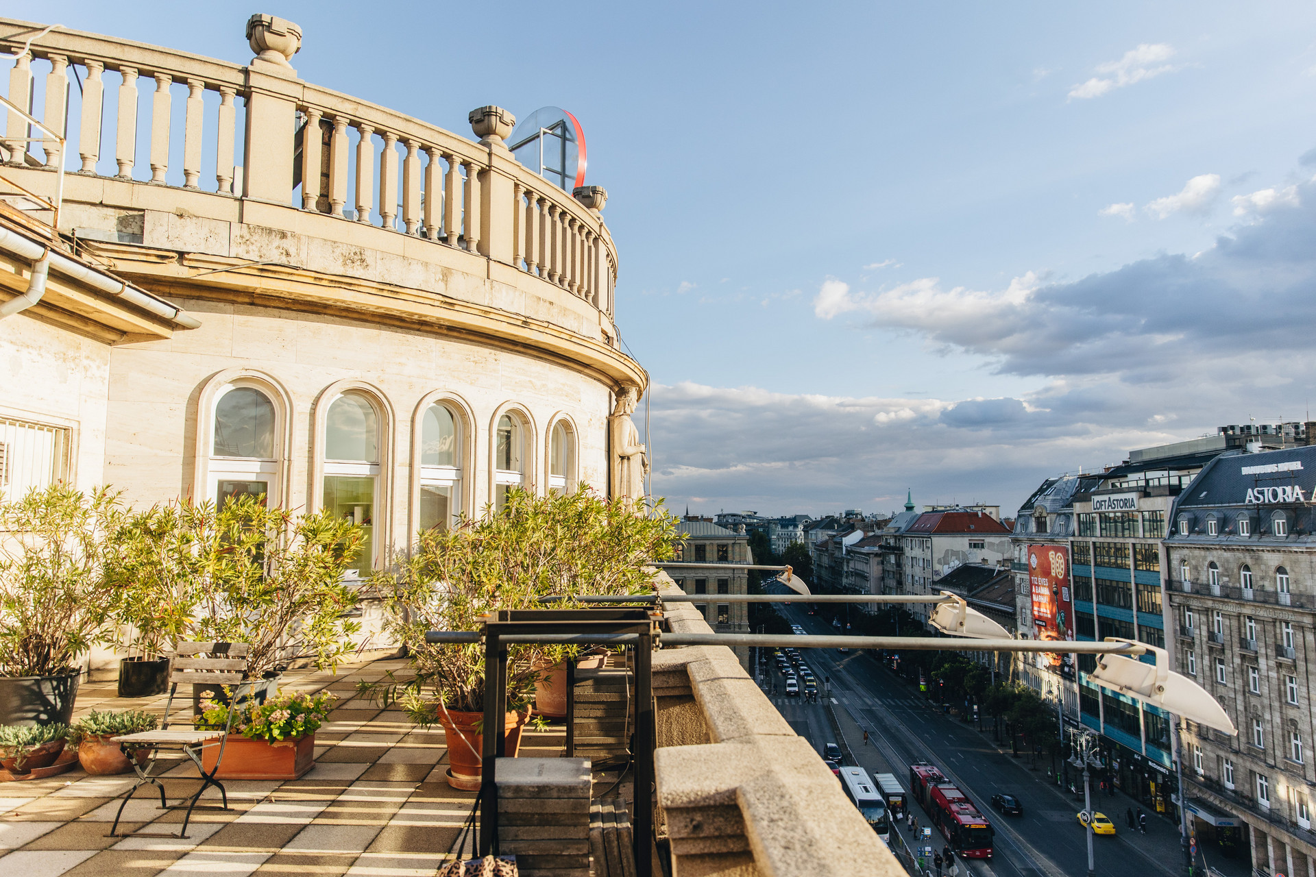 A Károly körút 1. tetőteraszos lakásában volt Friderikusz Sándor stúdiója