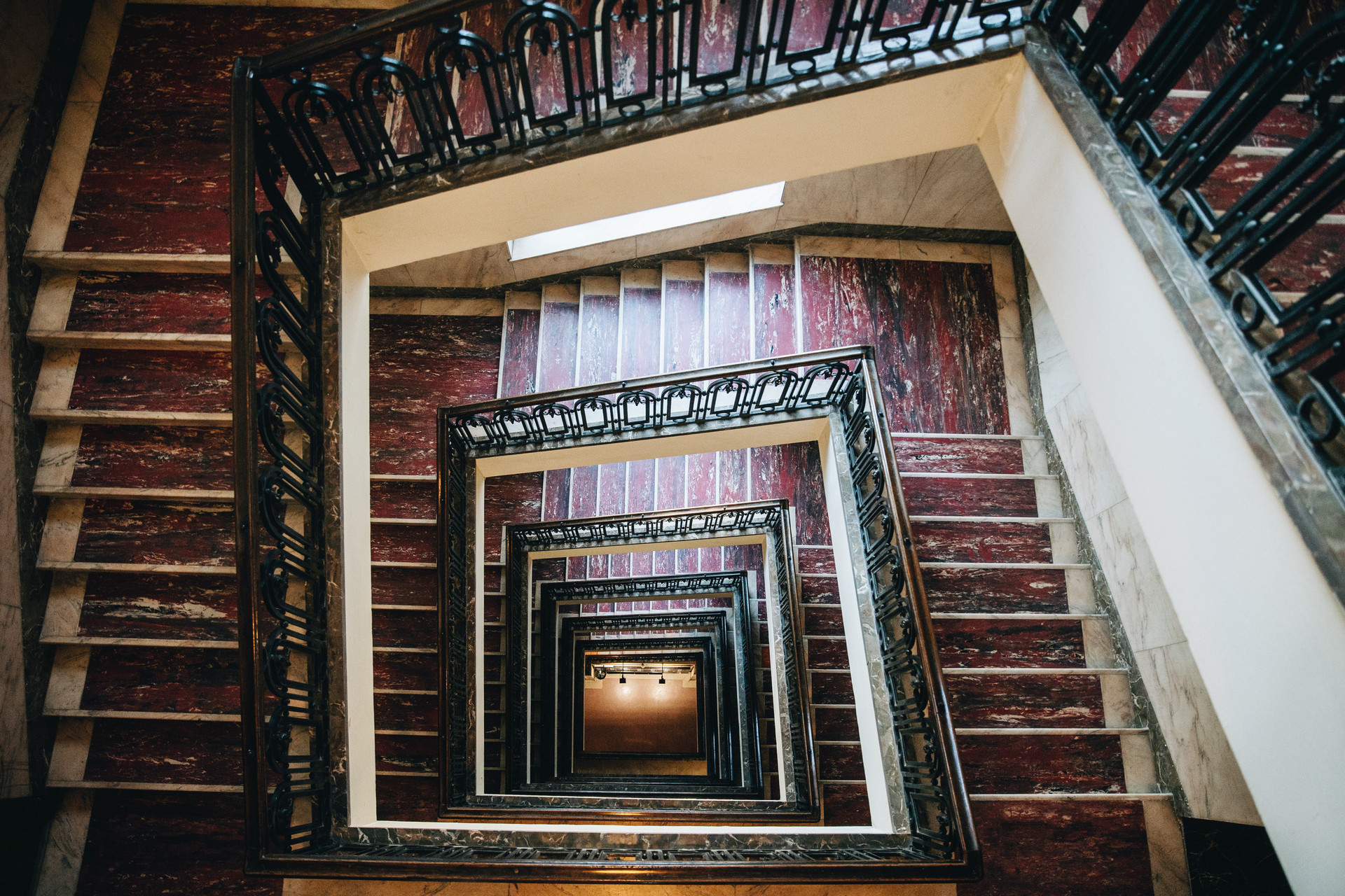 A lépcsőház inkább egy palazzo belsejét idézi