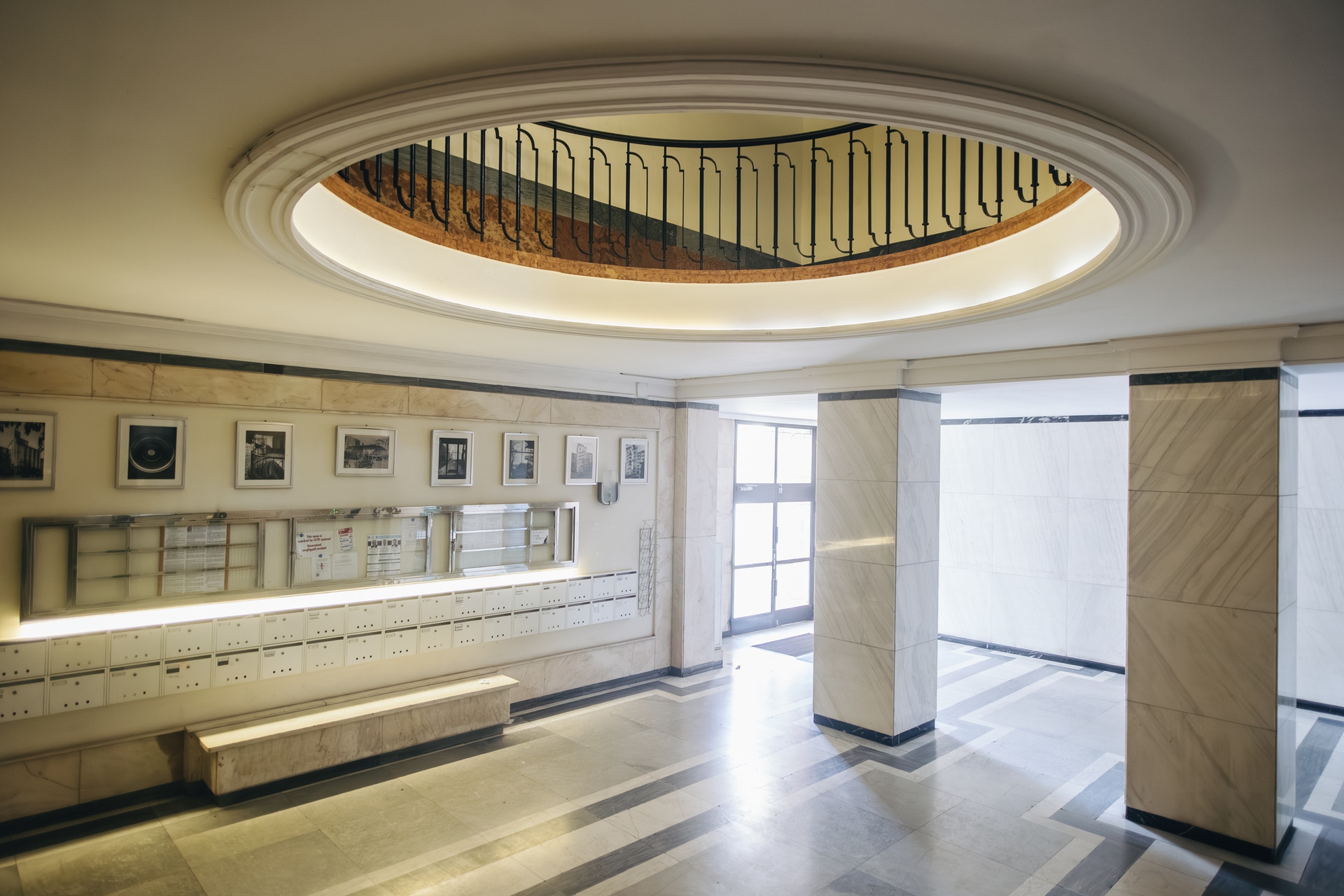 Márványborítású lépcsőház