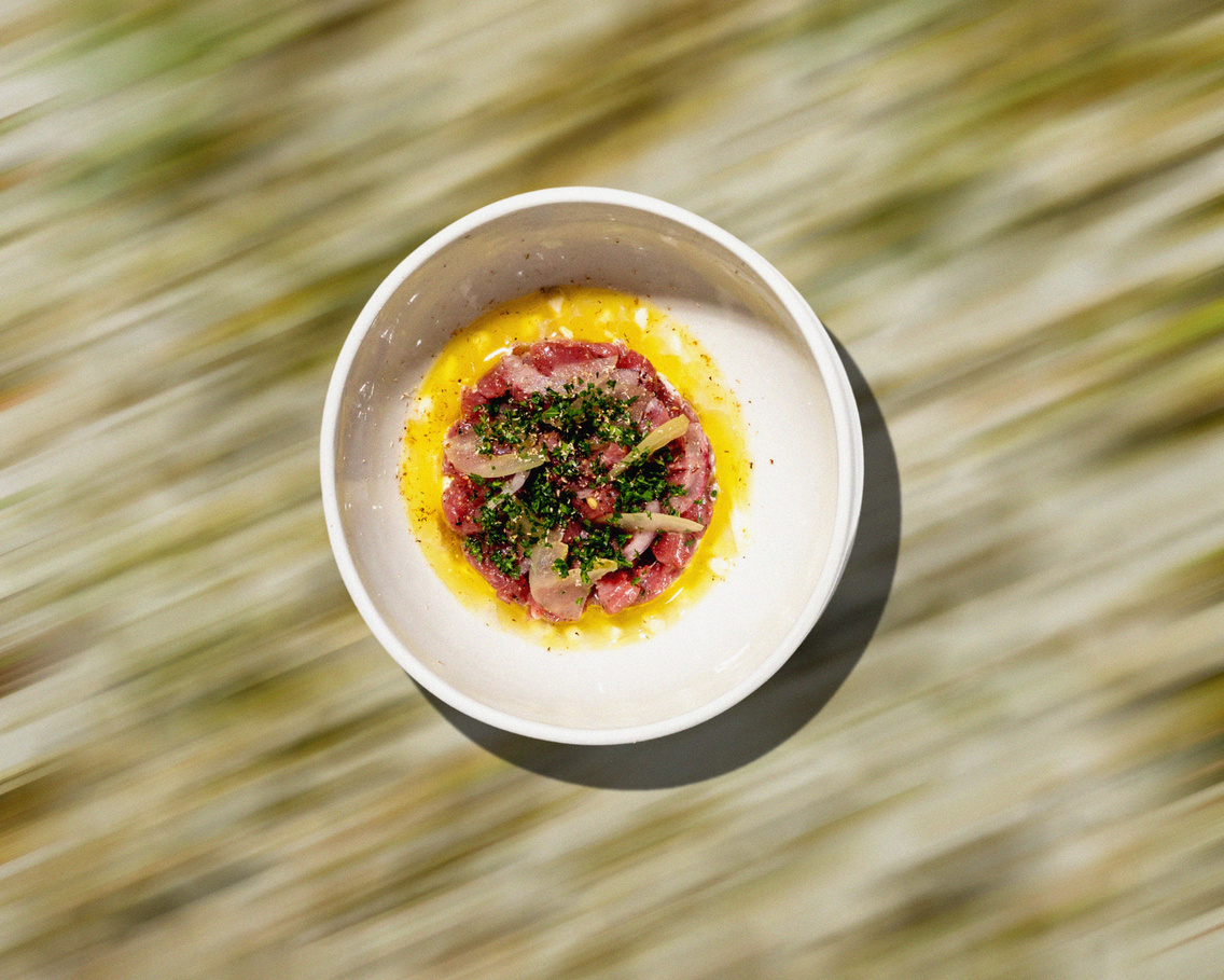 Strucctatár (füstölt aioli, savanyított zöld paradicsom, paradicsom-vinaigrette)
