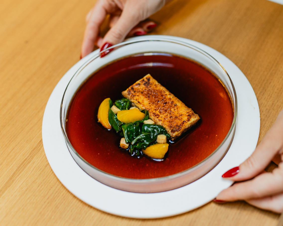 Sárgaborsótofu (spenót, káposzta-jus, tojásfehérje-garum, pirított mandula, sárgabarack)
