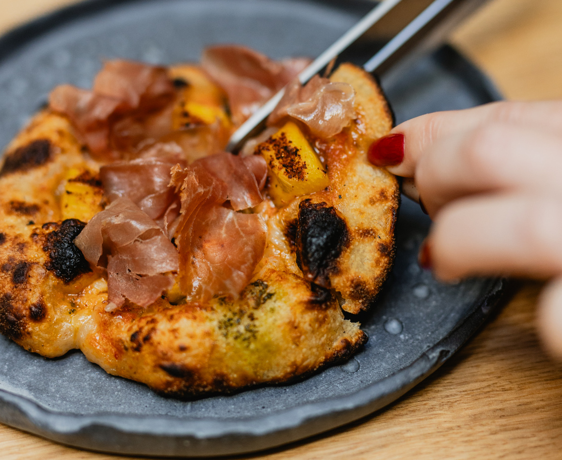 A pizzához olló is jár