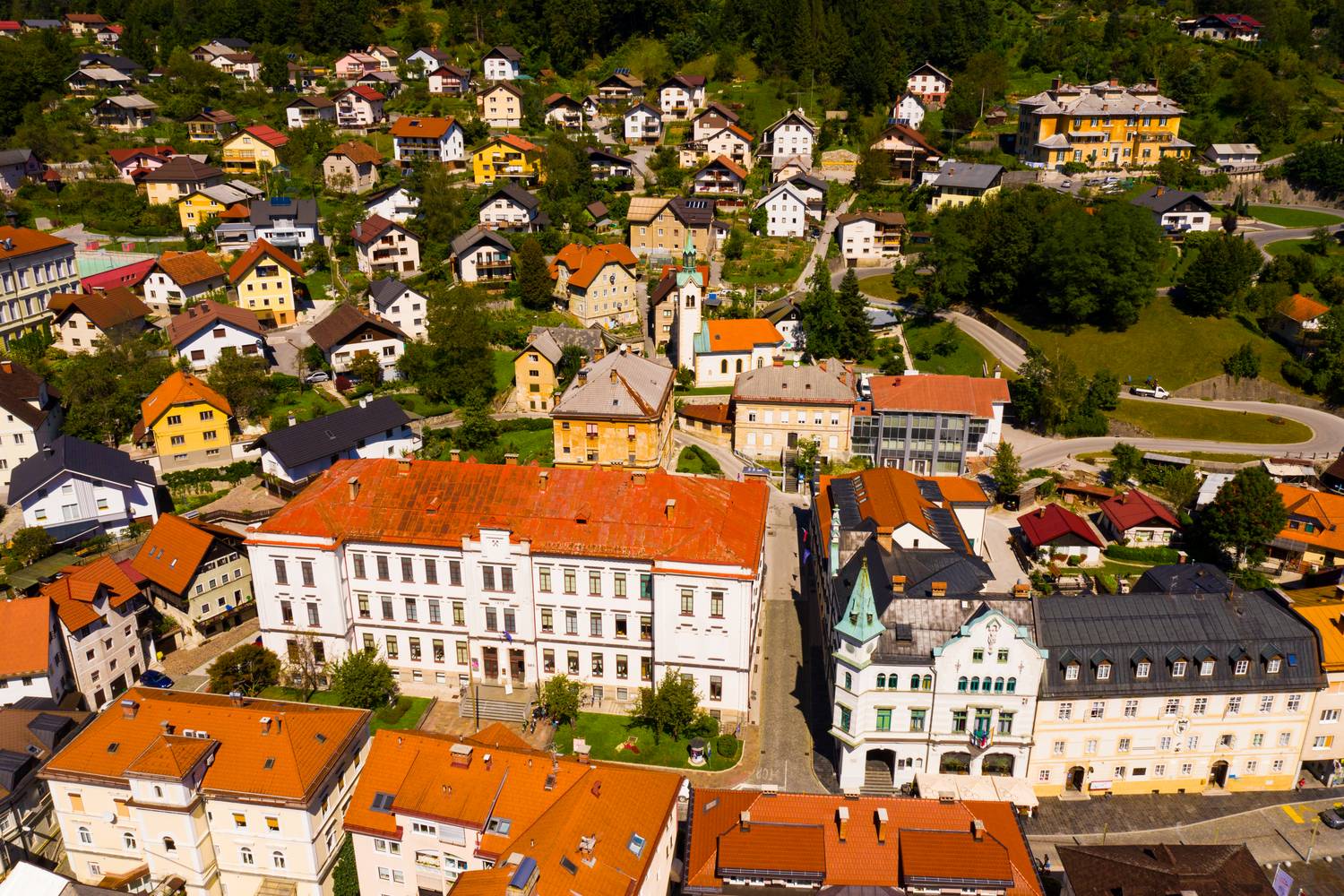 Idrija óvárosa egy hangulatos, történelmi városrész, amely a meredek hegyoldalak közé szorult völgyben terül el, az Idrijca folyó partján. Az utcák keskenyek és kanyargósak, a régi bányászlakóházak, barokk és reneszánsz stílusú épületek pedig a több évszázados bányászati múltat idézik.