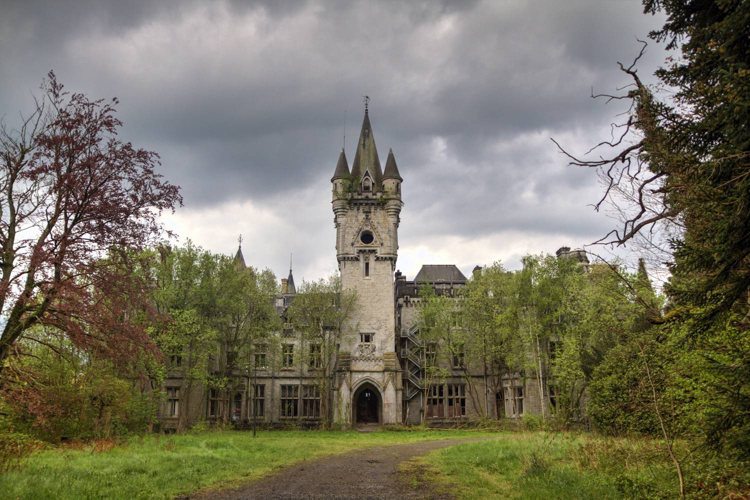 Az egyik híres urbex-helyszín Európában, egy gótikus stílusú 19. századi kastély, amelyet a háború után elhagytak. Ez a Château de Noisy, avagy a Miranda kastély Belgiumban.