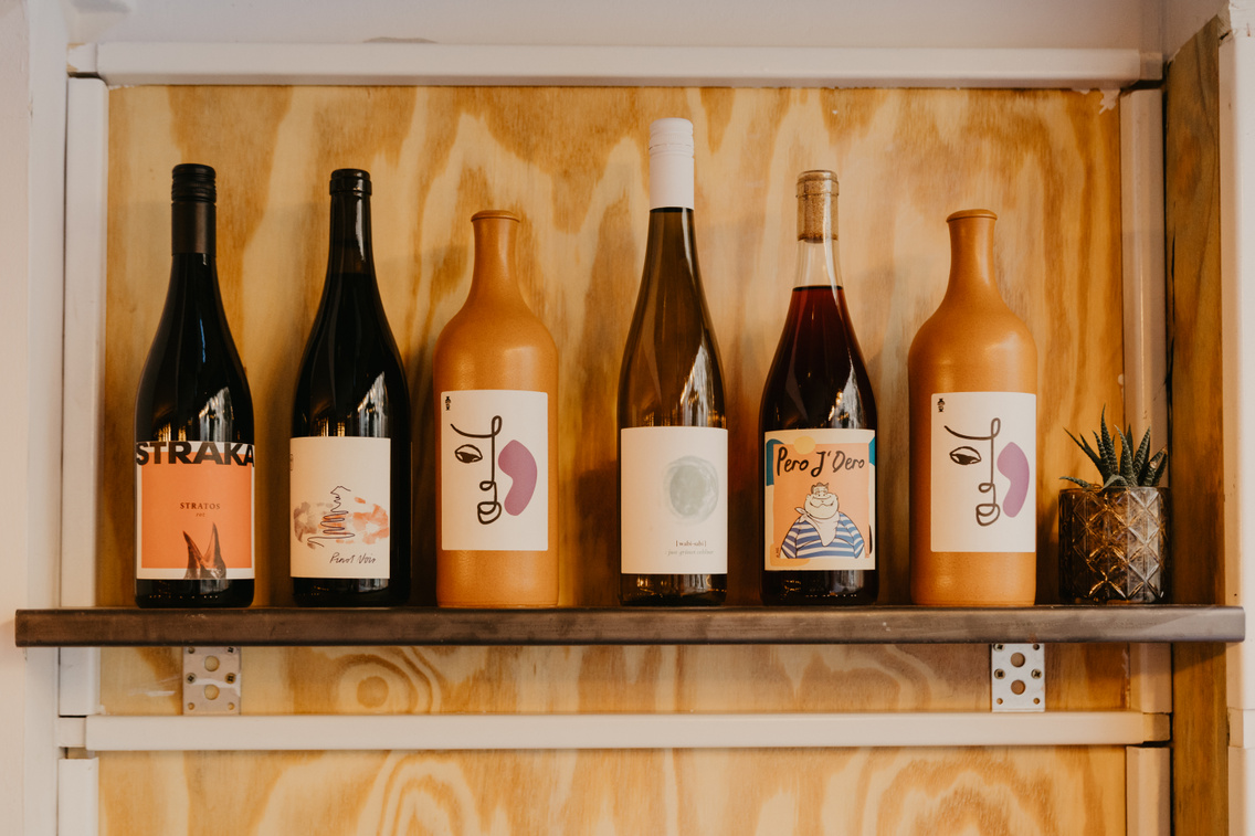 A borkínálat sem állandó, de ami biztos, hogy csak natúr borokkal dolgoznak