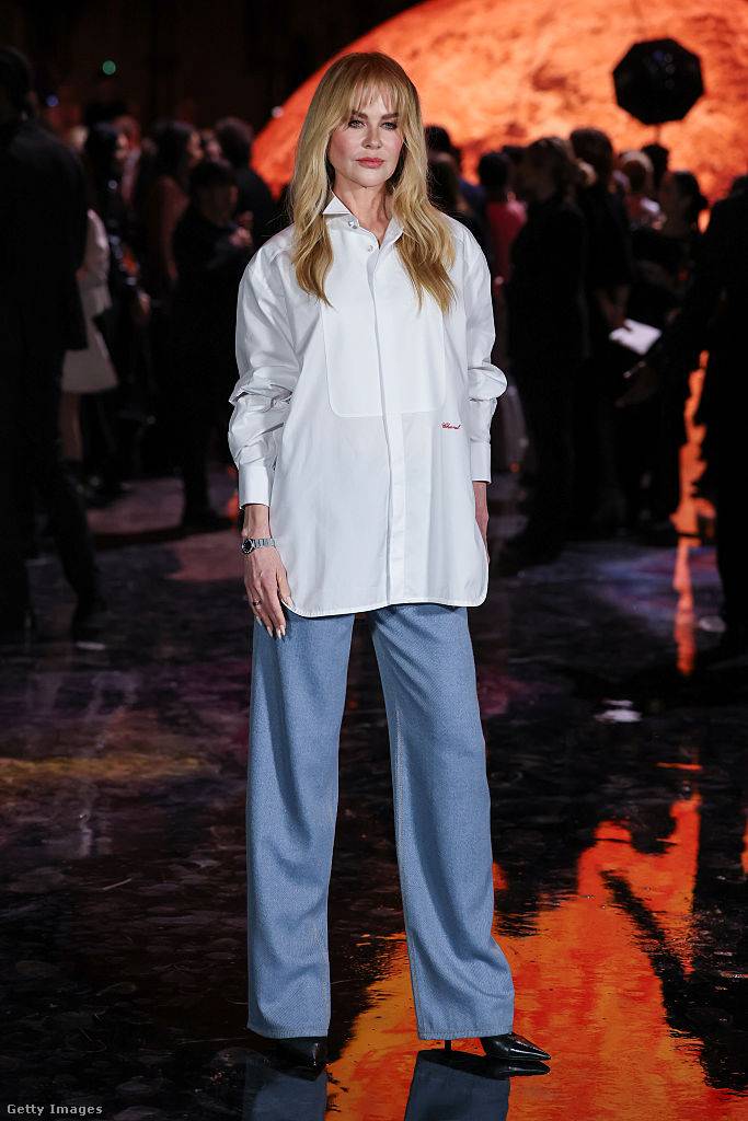 Nicole Kidman letisztult, minimalista stílusú szettjében tökéletesen működik a klasszikus egyenes szabású, bő szárú farmer, ami idén ősszel ismét horgonyt vetett a divatban.