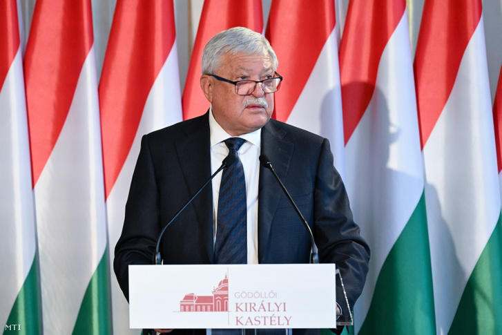 Csányi Sándor az OTP Bank és a Magyar Agrár- és Élettudományi Egyetemért (MATE) Alapítvány kuratóriumi elnöke beszédet mond a gödöllői Grassalkovich-kastély átfogó felújítására vonatkozó támogatási együttműködési megállapodás aláírásán a gödöllői kastély dísztermében 2025. október 13-án