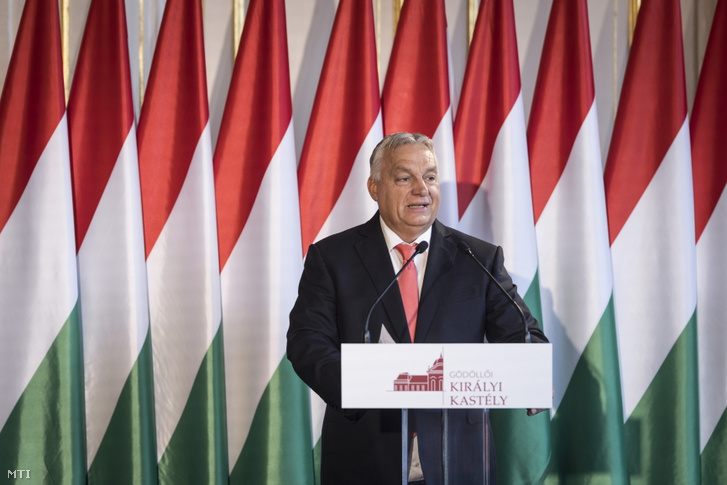 Orbán Viktor miniszterelnök beszédet mond a gödöllői Grassalkovich-kastély átfogó felújítására vonatkozó támogatási együttműködési megállapodás aláírásán a gödöllői kastély dísztermében 2025. október 13-án