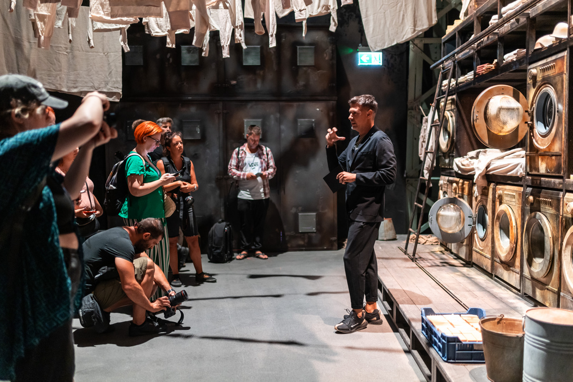 Vági Bence, A Recirquel Társulat vezetője az előadás sajtópróbáján