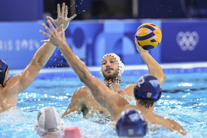 A párizsi olimpia Magyarország - Szerbia mérkőzésen 2024. augusztus 5-én, a háttérben jól látható, hogy hirdetőfelületek helyett a helyszínen olimpiai grafikák jelennek meg