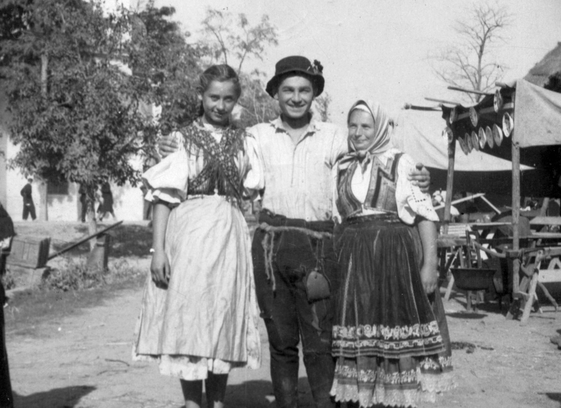 Soós Imre színművész helybeliekkel a Lúdas Matyi című film forgatásakor