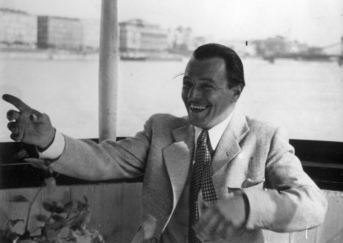 Jávor Pál színművész egy dunai hajón, háttérben a Széchenyi lánchíd