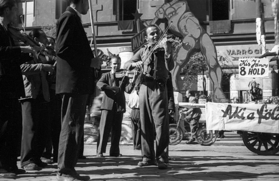 Erzsébet körút, háttérben a 44–46. számú ház, 1946