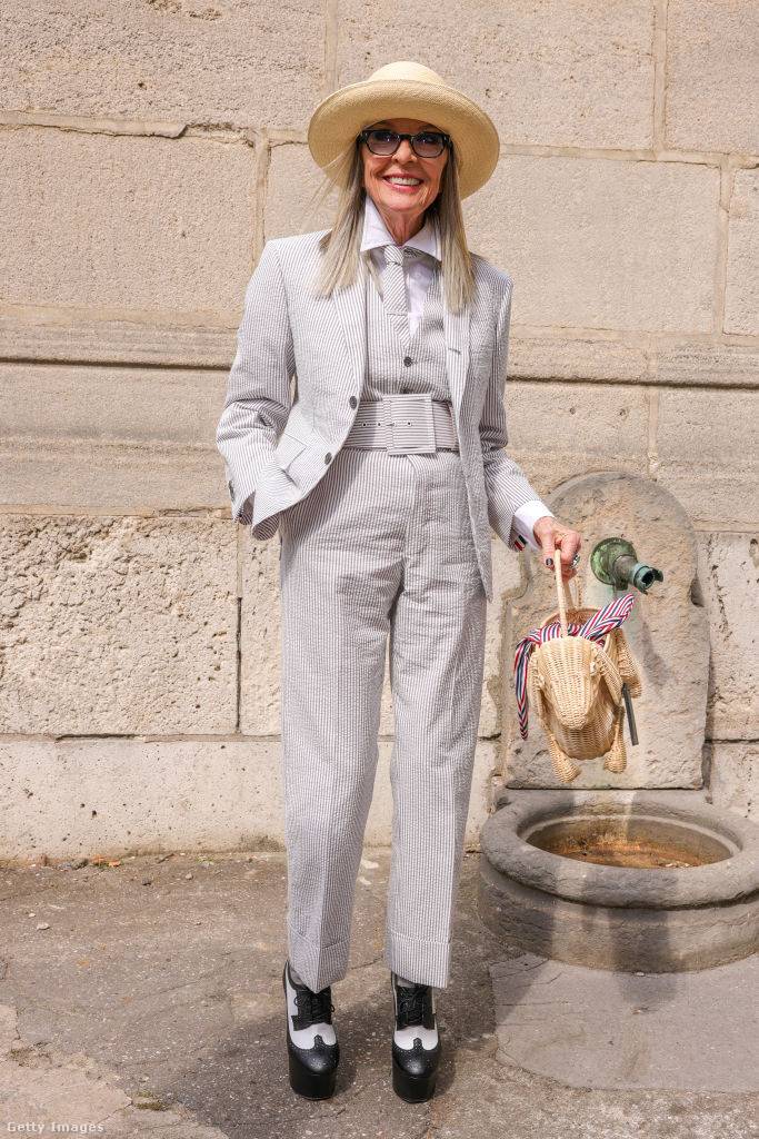 Diane Keaton rajongott a maszkulin stílusért, szettjeiben visszatérő elem volt az öltönynadrág, a karcsúsított blézer, a széles deréköv és a nyakkendő.