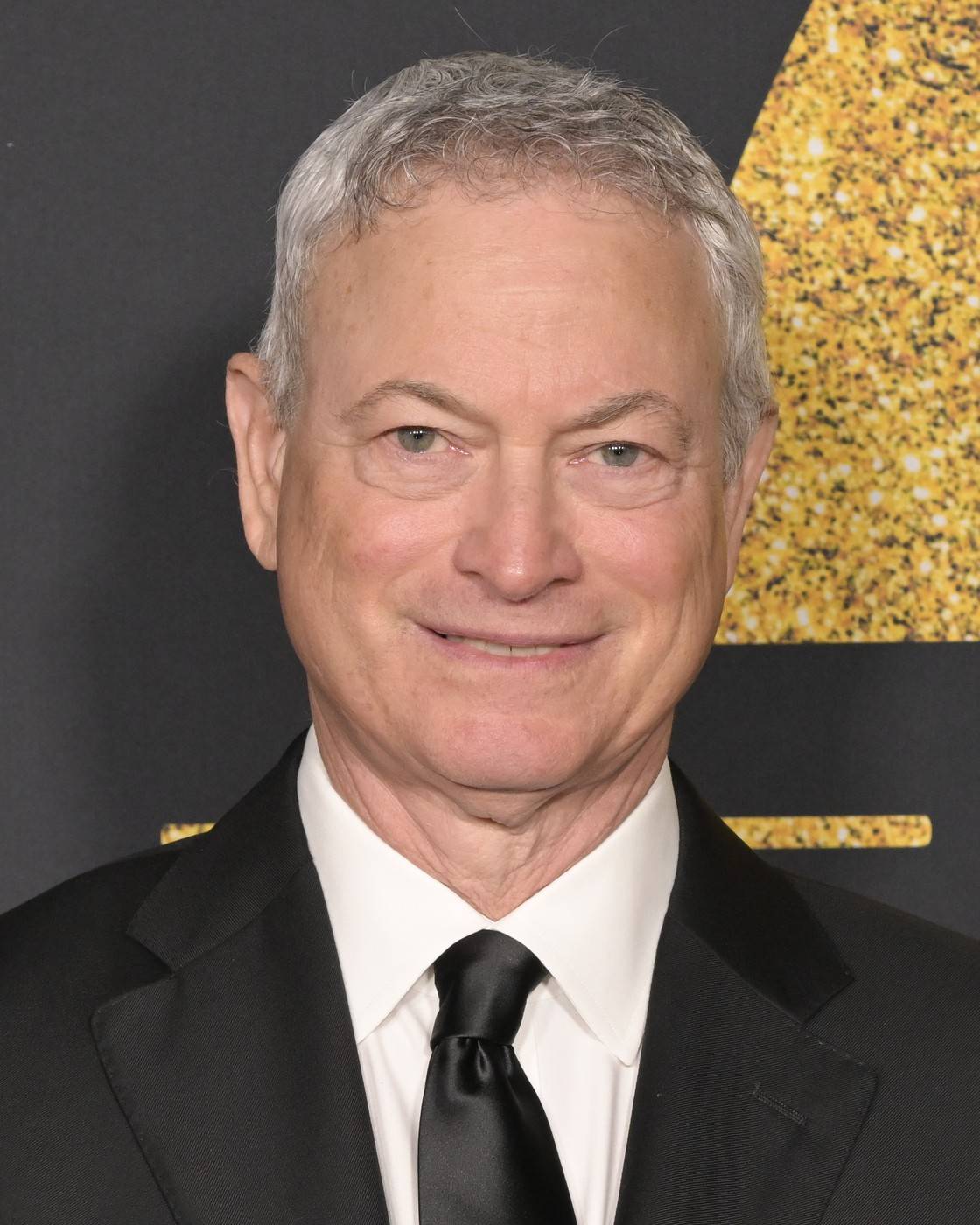Gary Sinise haja teljesen megőszült, deres frizurával teljesen másképp fest ma már.