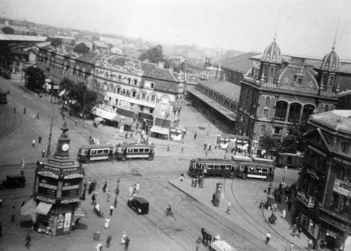 Nyugati (Berlini) tér, előtérben a „Banán-sziget”. Szemben a Westend-ház és a Nyugati pályaudvar