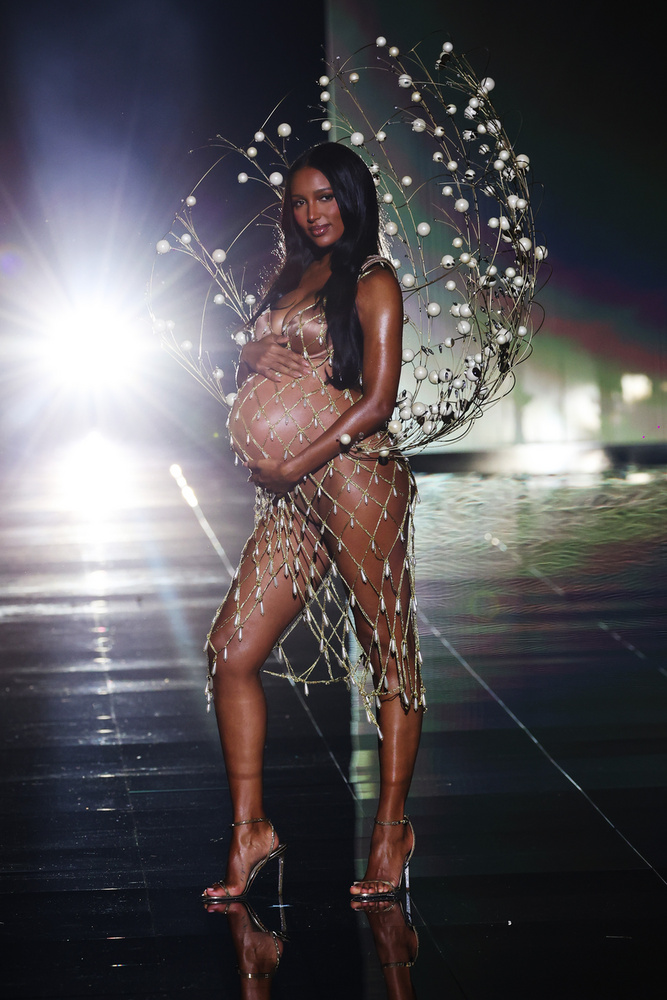 A bemutató rögtön egy nagy meglepetéssel indult, ugyanis a már jócskán a várandóssága végén járó Jasmine Tookes nyitotta meg az eseményt egy arany színű összeállításban, kagylóra emlékeztető hátdísszel