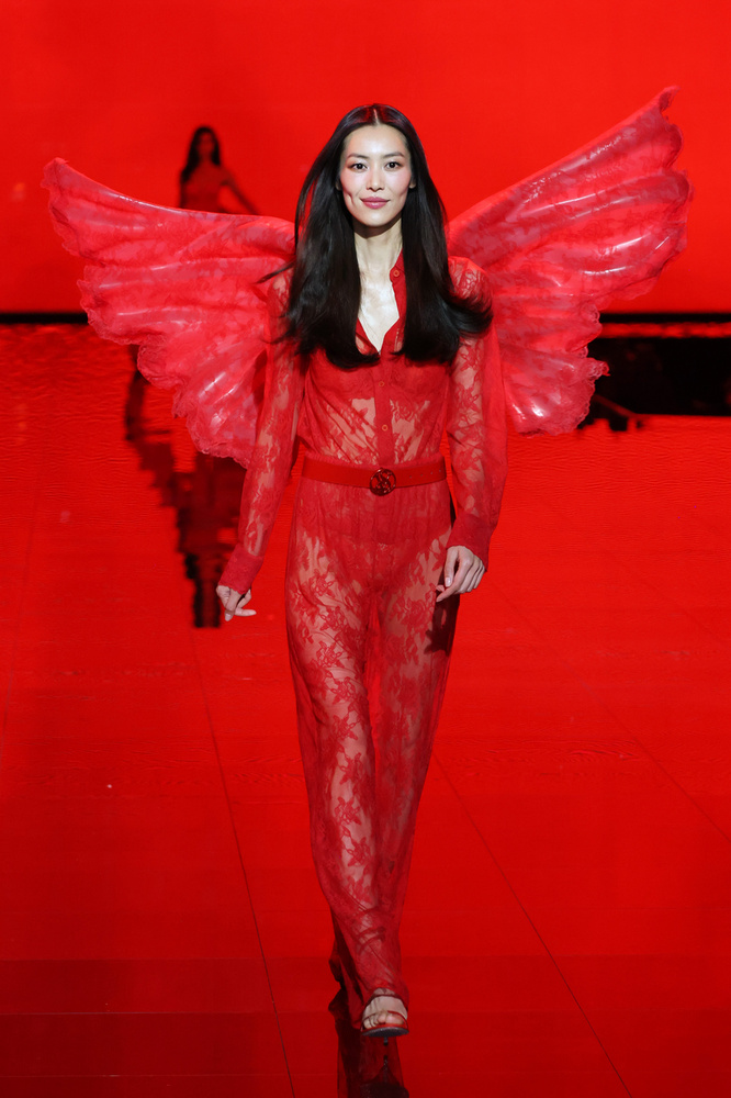 Liu Wen egy teljesen piros csipkés összeállításban vonzotta magára a tekinteteket
