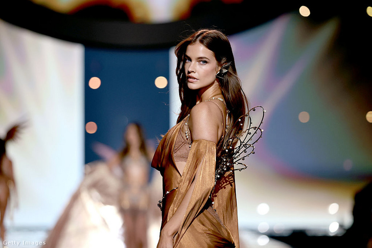 Palvin Barbara a Victoria's Secret kifutóján. (Fotó: Getty Images)