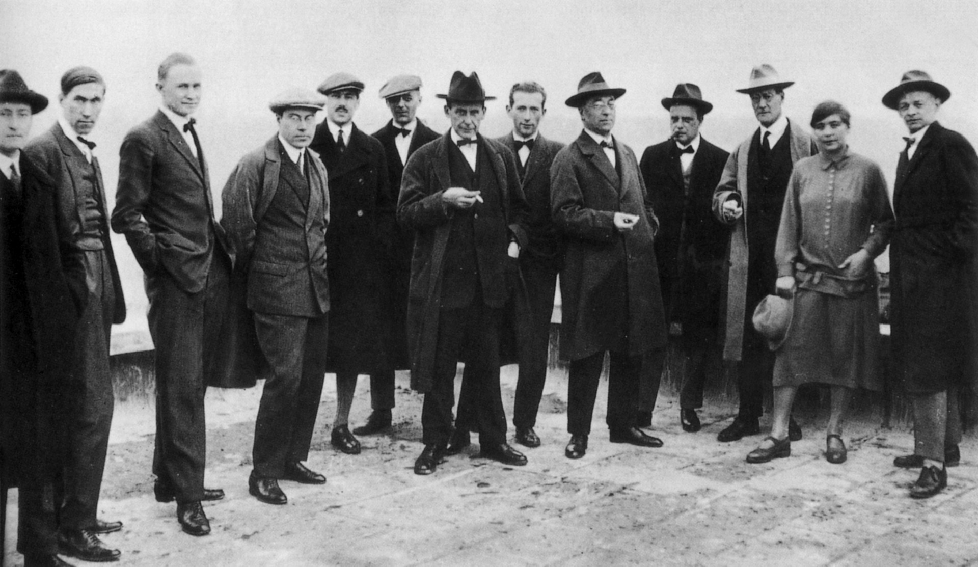 A Bauhaus-alkotók, balról a 4. Moholy-Nagy László, a 8. Breuer Marcell