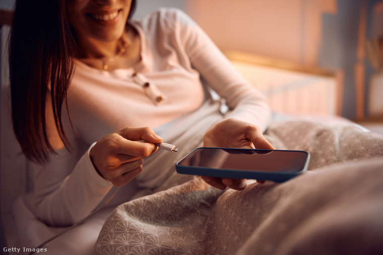 Mindenkinek ismerős a érzés, amikor hirtelen, rövid időn belül lemerül a telefonja. (Illusztráció: Getty Images)