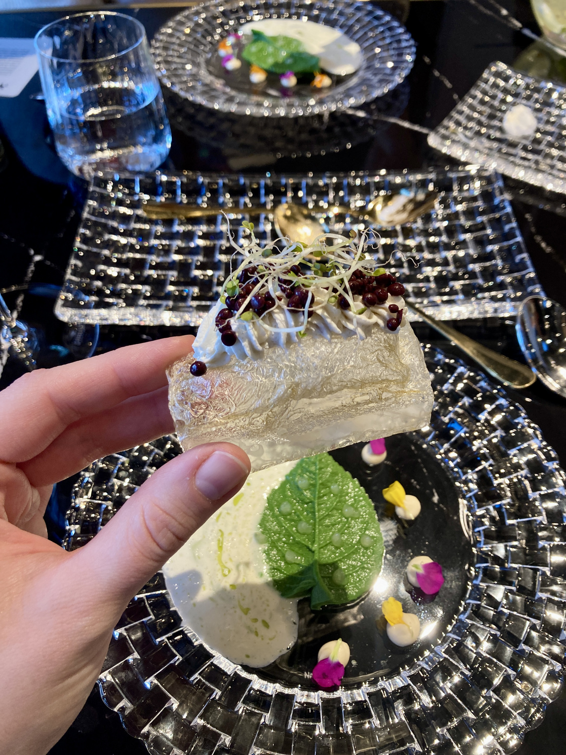 A kristálykenyér egy tápiókaostya-váz, belül üreges, roppanós és semleges ízű