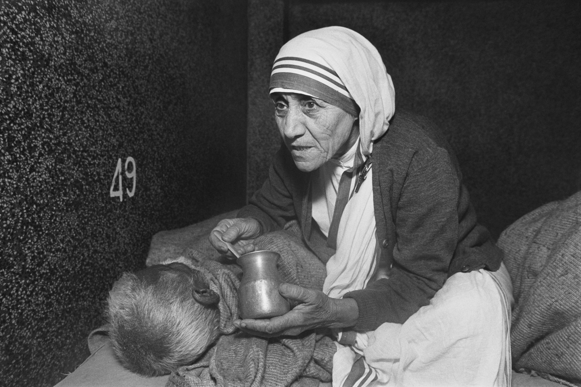 Teréz anya egy férfit etet a Haldoklók Házában, A Szeretet Misszionáriusai rend – Teréz Anya Nővérei, Kalkutta, India, 1980