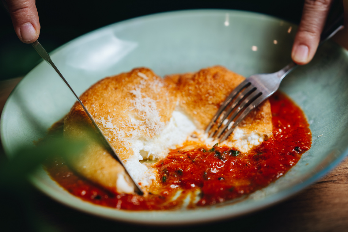 Nápolyi pizzatésztában kisütött lágy burrata házi paradicsomszósszal