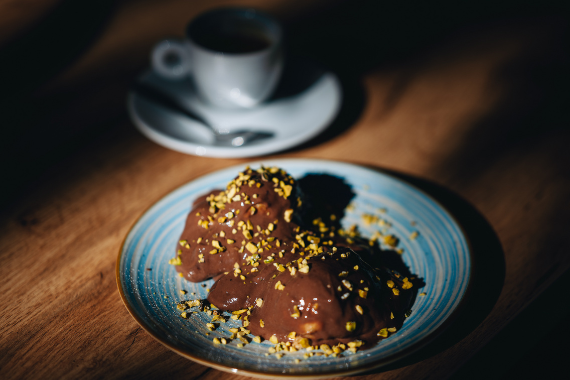 Mangós profiterol és egy finom olasz kávé