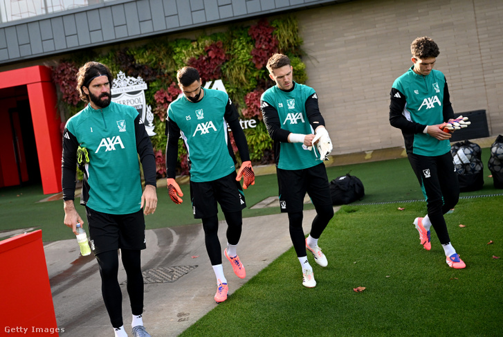 Edzésre készülnek a Liverpool első keretének kapusai (balról jobbra): Alisson Becker, Giorgi Mamardashvili, Freddie Woodman és Pécsi Ármin