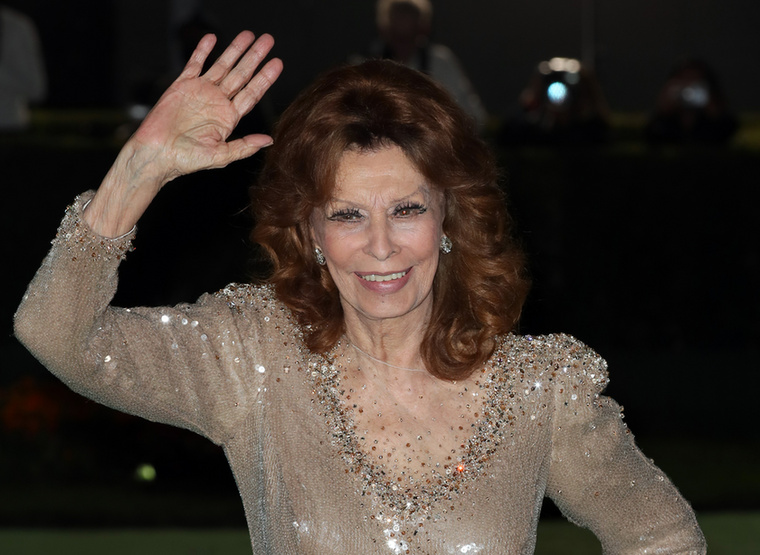 Sophia LorenA 91 éves Sophia Loren, az ikonikus olasz színésznő a hollywoodi aranykor egyik legendája, akit Olaszország és az Egyesült Államok legszebb színésznői között tartanak számon