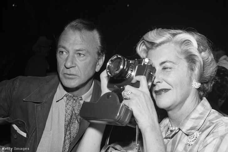 Gary Cooper amerikai színész és felesége, Veronica Cooper, aki épp egy fényképezőgépet emel a szeméhez az Egyesült Államokban valamikor az 1960-as években
