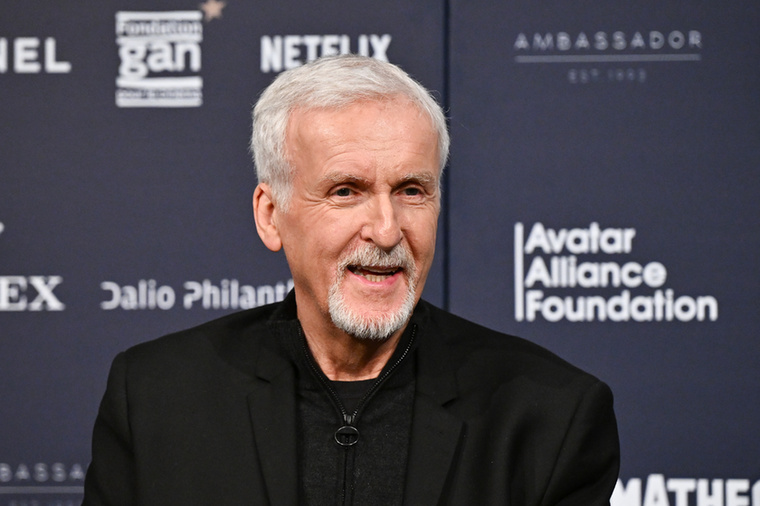 James CameronA mélység titka forgatásán James Cameron majdnem megfulladt, mert kifogyott az oxigéntartája, és a stábtagok is többször kerültek veszélyes helyzetbe