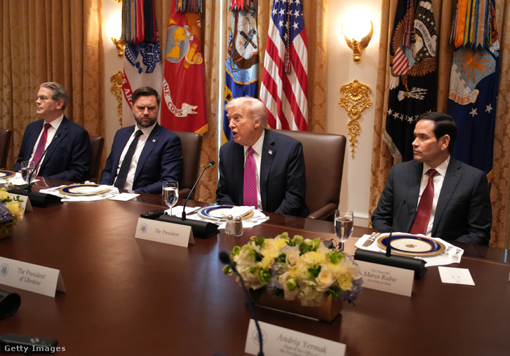 Scott Bessent amerikai pénzügyminiszter, JD Vance amerikai alelnök, Donald Trump amerikai elnök és Marco Rubio amerikai külügyminiszter részt vesznek egy ebédmegbeszélésen Volodymyr Zelensky ukrán elnökkel a Fehér Házban 2025. október 17-én