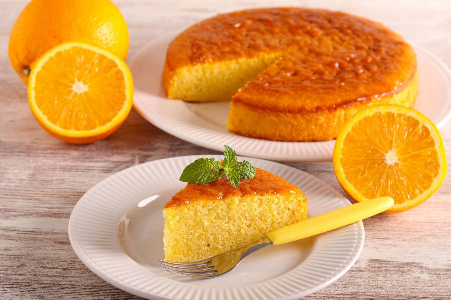A narancsos túrótorta tetejét édes, ragacsos szirup koronázza meg.