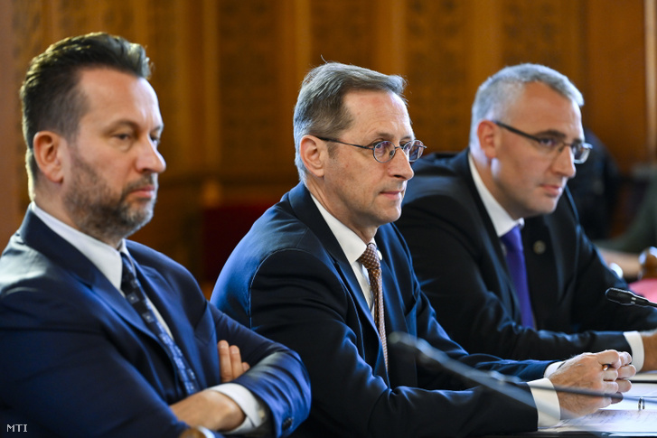 Varga Mihály, a Magyar Nemzeti Bank elnöke felszólal meghallgatásán az Országgyűlés gazdasági bizottságának ülésén az Országház Tisza Kálmán-termében 2025. október 20-án