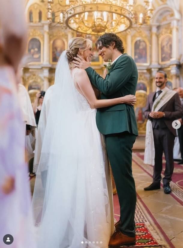 Ember Márk kedvese, Virág csodaszép menyasszony volt földig érő fátyolban.