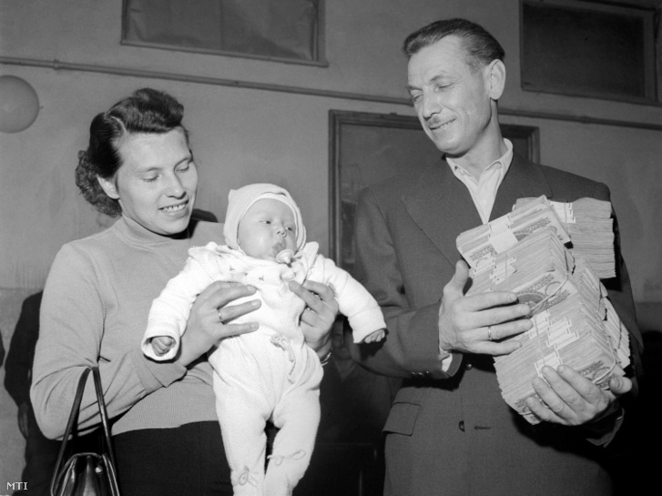 Rádspiller Béla, a Hungária Vegyi Művek dolgozója családjával és a totó főnyereménnyel 1956. október 23-án