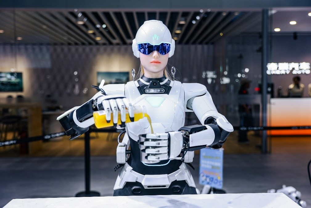 AiMOGA humanoid robot vizet önt