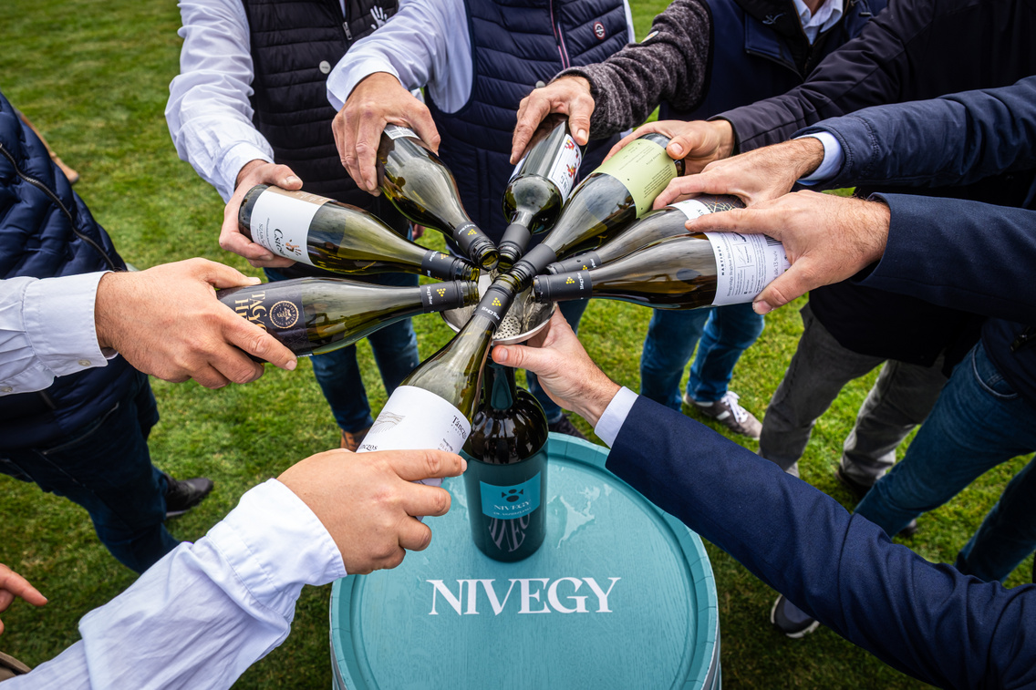 A nyolc borász saját Nivegy-völgyi hegyborát öntötte össze egy nagy palackba az új bor jelképeként