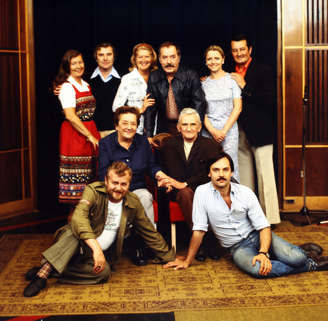 Egy 70-es évekbeli fotó a főbb szereplőkkel, az állók közül balról a második Zenthe Ferenc, a későbbi Taki bácsi a Szomszédokból (1978)