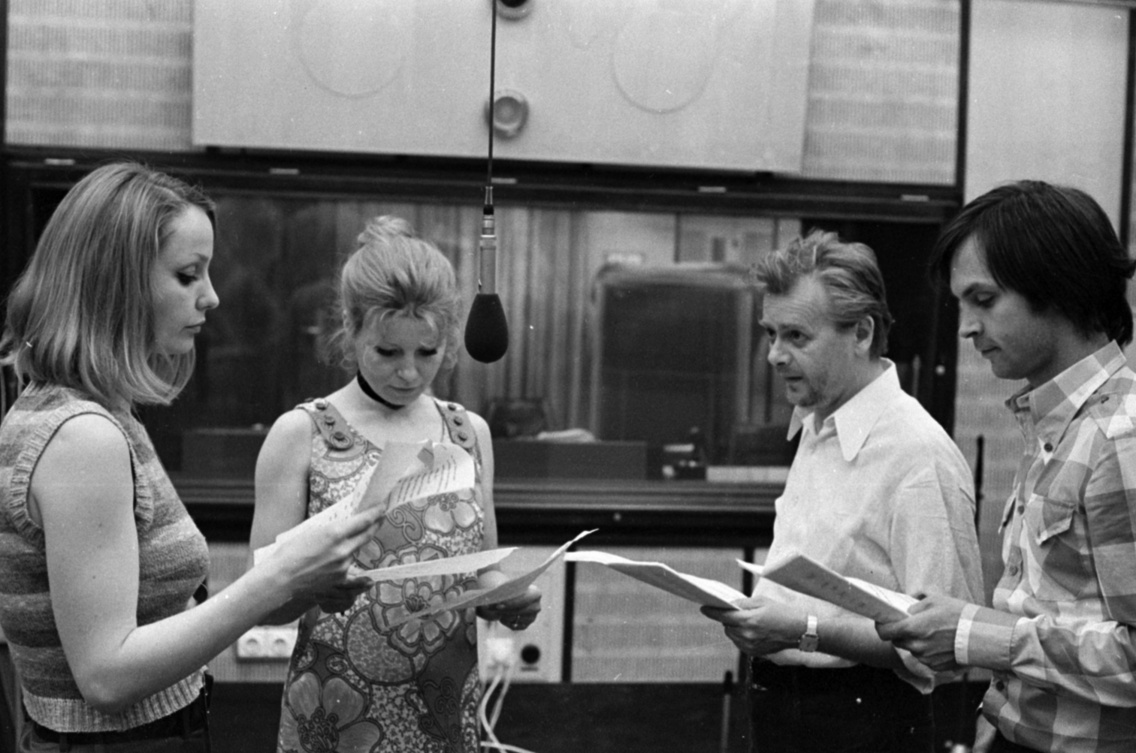 Egy korabeli crossover: az NDK Rádió Neumannék, illetve a Magyar Rádió Szabó család című sorozatának szereplői egy közös felvételen (1973)